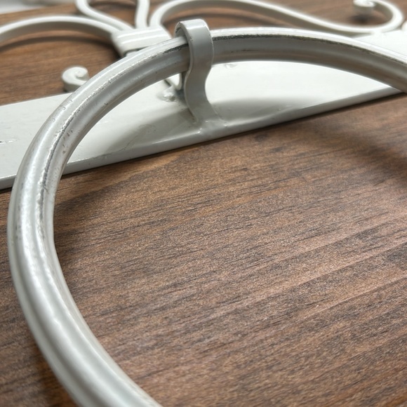 Vintage Cream Coloured Metal Painted Wrought Iron Towel Holder With Ring - Picture 11 of 11